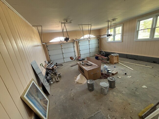 Building Photo - Newly Renovated Stunning Home