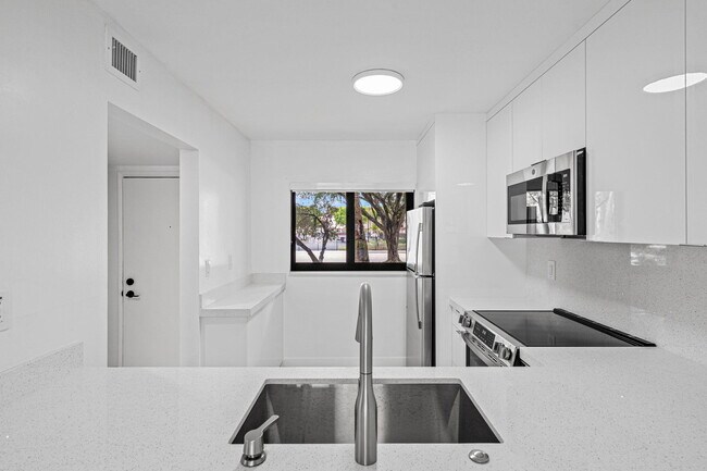 Building Photo - 510 W Park Dr