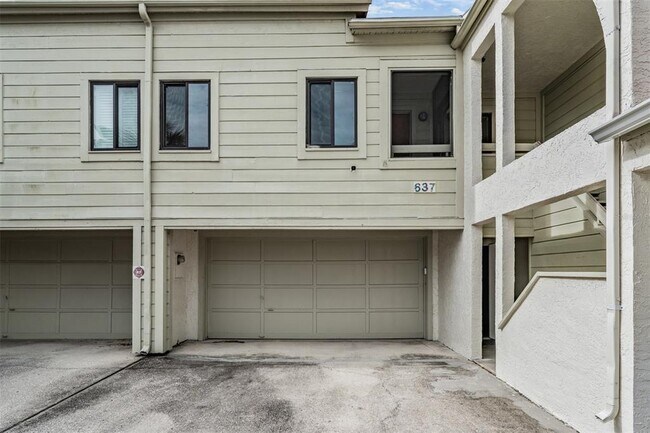 Building Photo - 637 Drake Ln N