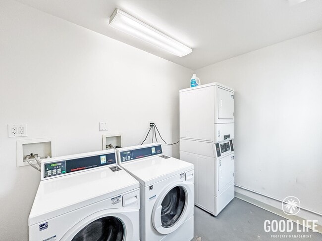 Building Photo - Beautiful 2B 1BA Unit in Hillcrest w/ AC and Private Yard!