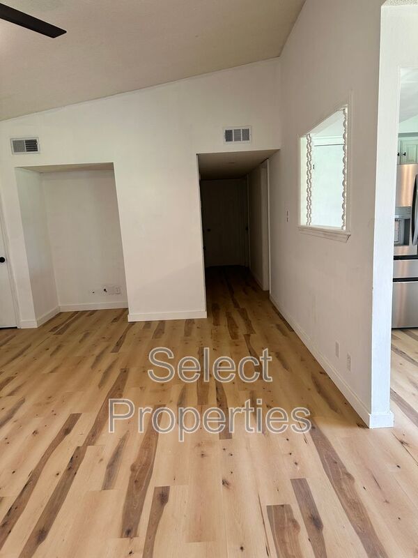 Building Photo - 220 Ada Dr