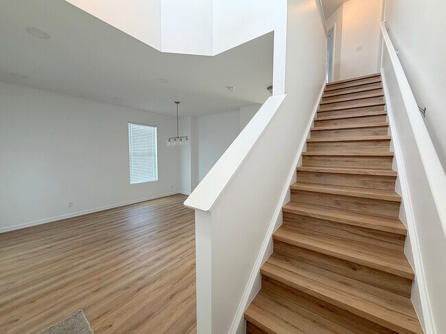 Building Photo - 651 Olive Ln