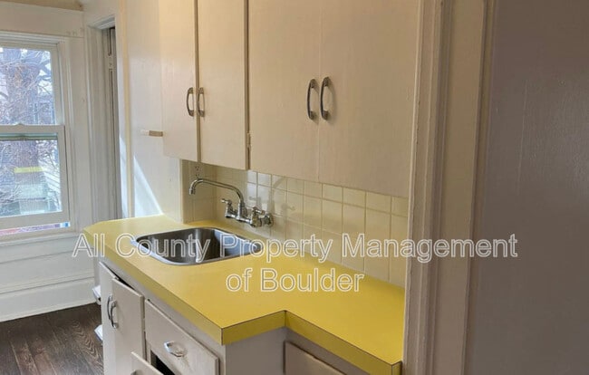 Building Photo - 1827 Grove St