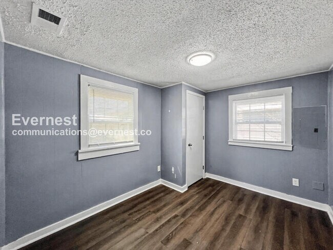 Building Photo - 3 Bed/1 Bath Home with Modern Amenities / Pet-Friendly / Vouchers Accepted / Available Now!