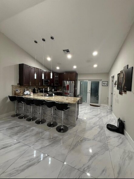 Building Photo - 1082 SW Bellevue Ave