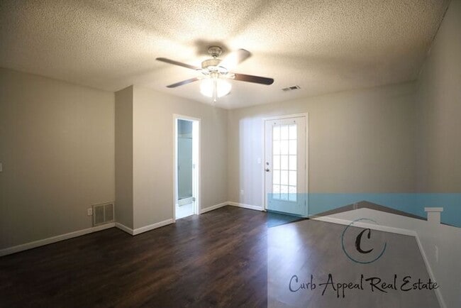 Building Photo - Beautifully renovated 4 bed / 1 bath duple...