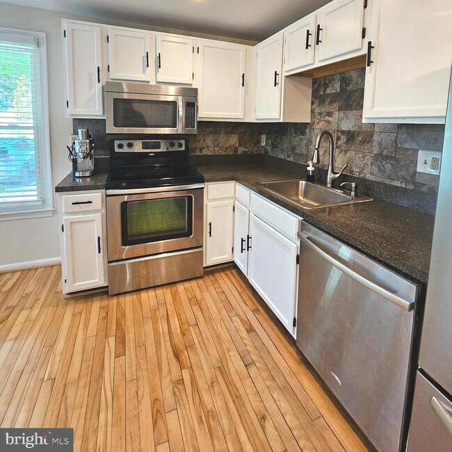 Building Photo - 5911 Sir Cambridge Way