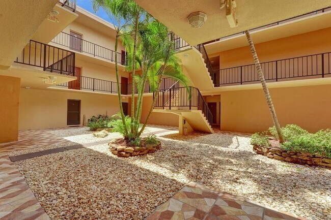 Building Photo - 4000 N Hills Dr