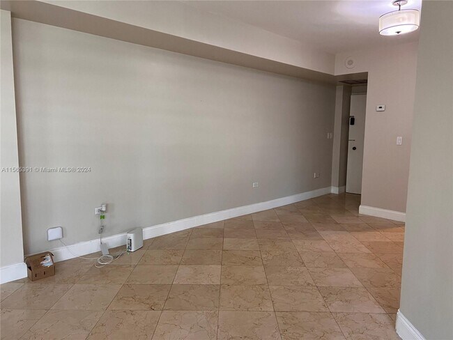 Building Photo - 825 Brickell Bay Dr