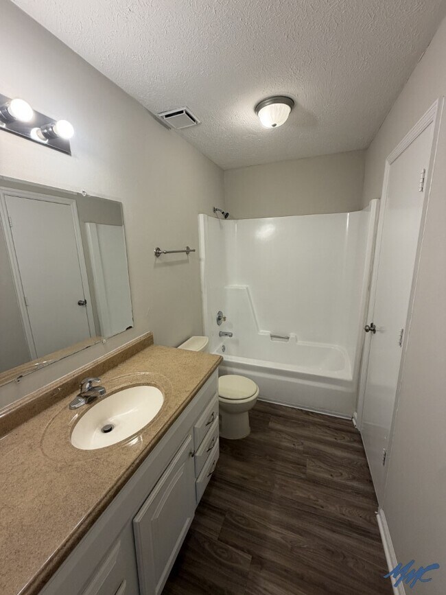 Building Photo - 1206 Hamilton Dr