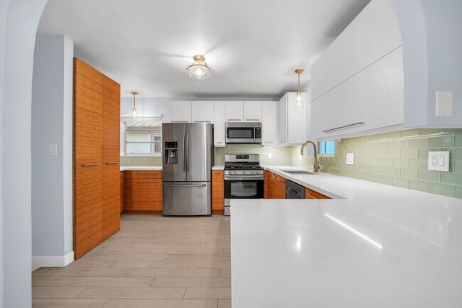 Building Photo - Beautiful home in quiet neighborhood