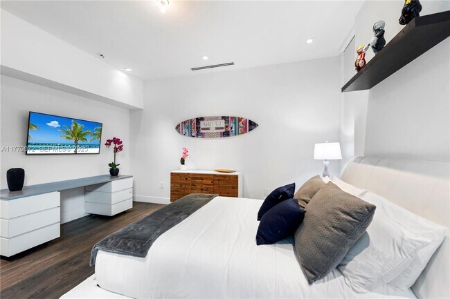 Building Photo - 1400 Bayview Dr