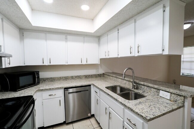 Building Photo - Freshly updated 2 bedroom 2 bath villa in ...