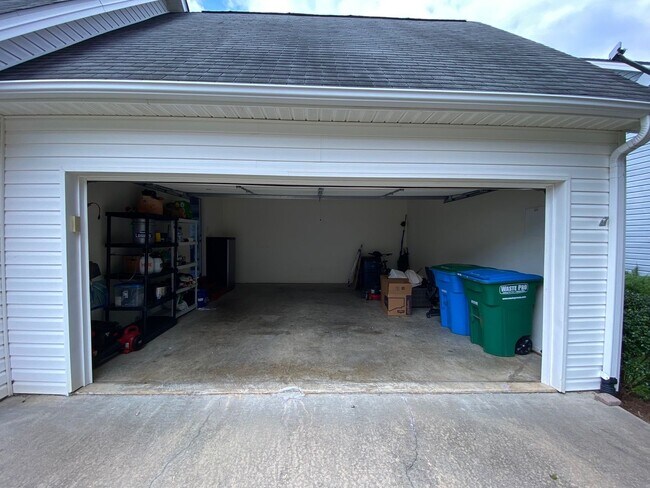 Building Photo - West AVL - Spacious Home in Scenic Bluff Subdivision