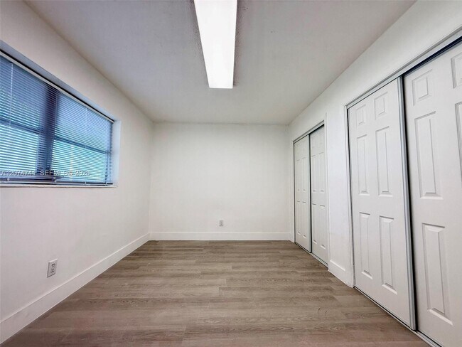 Building Photo - 910 SW 2nd Ave
