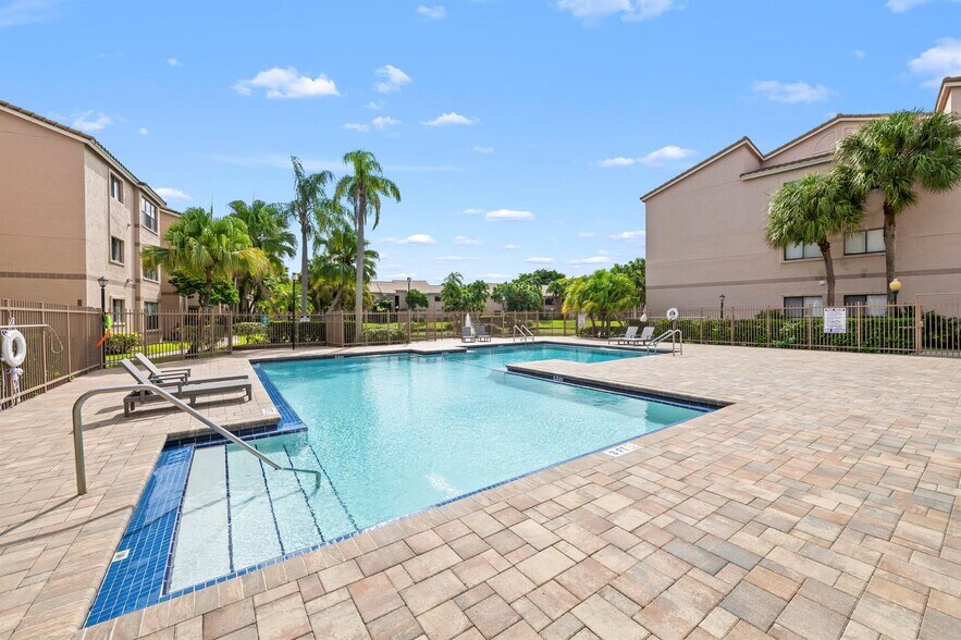 Building Photo - 2986 S University Dr