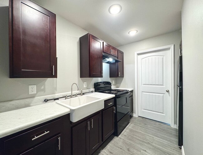 Building Photo - 1 Bedroom/ 1 Bathroom Triplex Unit in Sout...
