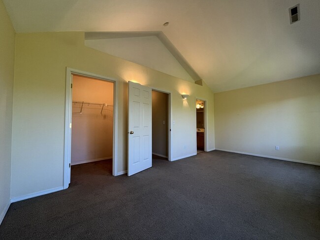 Building Photo - Spacious 3 Bedroom Home with Open Layout, Vaulted Bedrooms & Trail Access