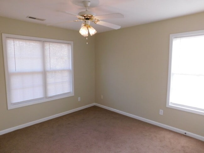 Building Photo - Great home in a desirable neighborhood!