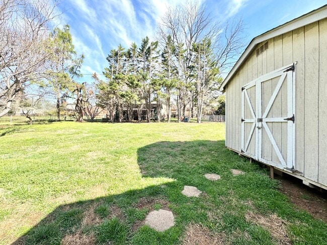 Building Photo - Spacious 3 Bedroom Home Convenient to New Garden