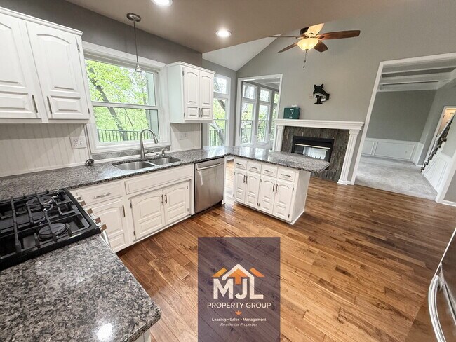 Building Photo - Executive 5 BR Cul-de-Saq Home In Blue Valley Schools | Private Wooded View | Finished Walkout Ba...