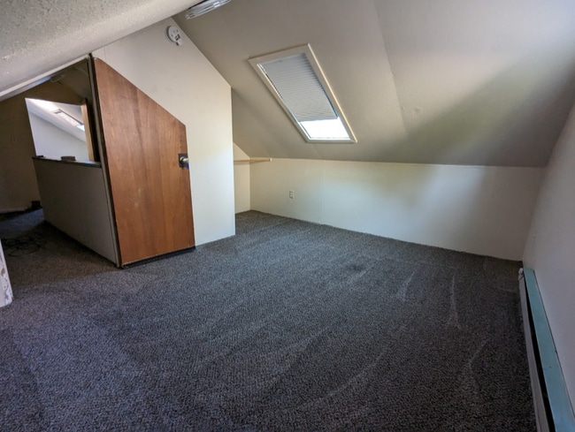Building Photo - 1220 SW E Ave