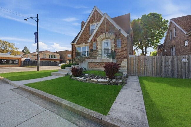 Building Photo - 7058 S Fairfield Ave