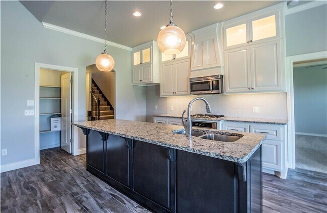 Building Photo - 4 Bedroom Home with Upstairs Bonus room in Edmond
