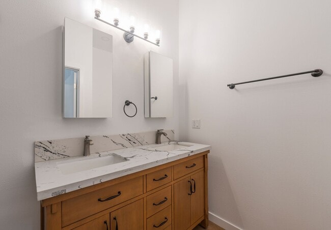 Building Photo - Warm & Inviting Hawthorne Home!
