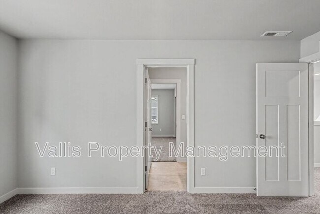 Building Photo - 2618 Mount St Helens Ave SE