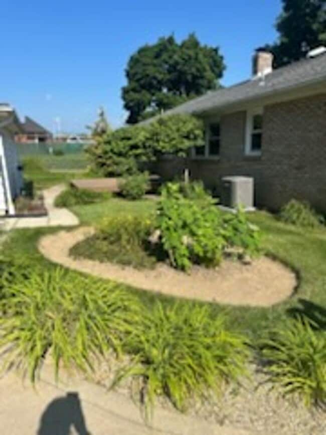 Building Photo - Welcome to this charming 2 bedroom, 1 bath...