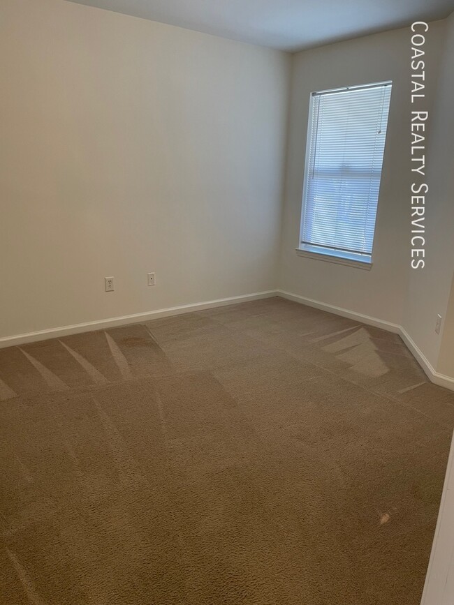 Building Photo - 879 Fairview Dr