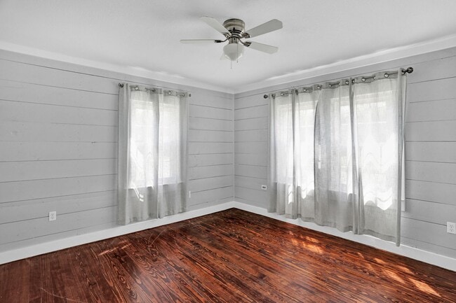 Building Photo - Cutest Cottage available Now in McKinney!