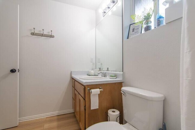 Building Photo - 565 Primrose Dr