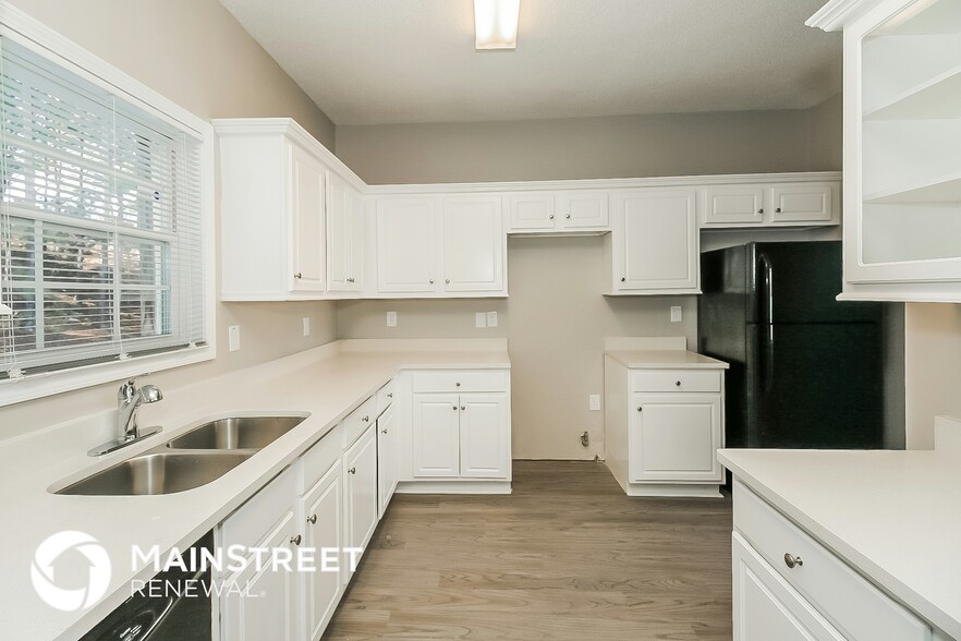 Building Photo - 8133 Green Garden Dr