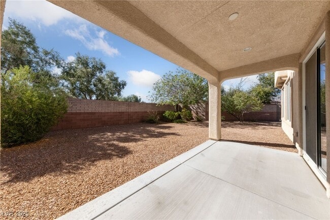 Building Photo - 10247 Blue Water Peak Ave