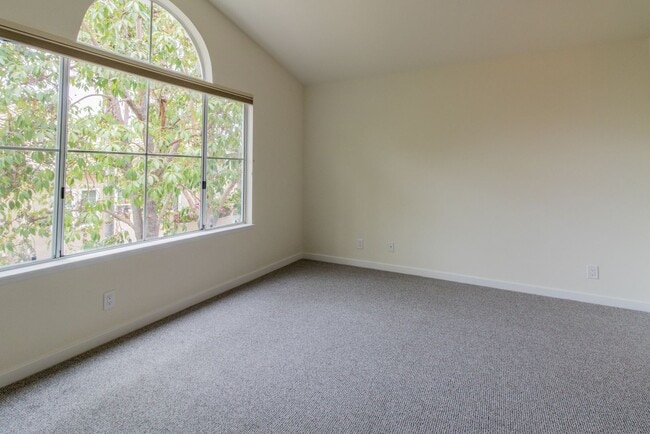 Building Photo - Beautiful 2 Bed, 2.5 Bath Two-Story Townhome in Belsera