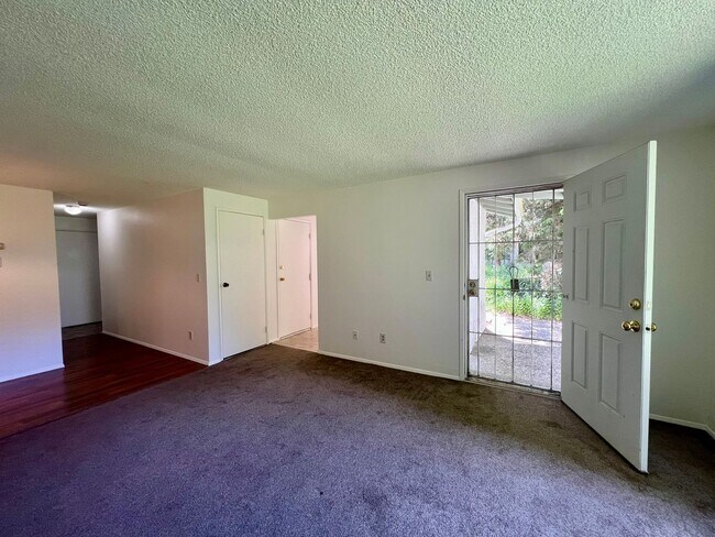 Building Photo - 6102 Glen Mary Ln SE
