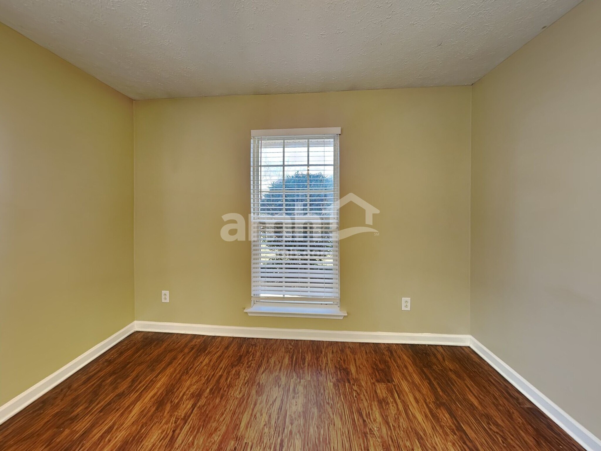 Building Photo - 280 Iris Dr