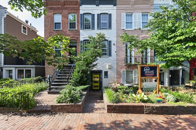 Building Photo - 715 A St NE