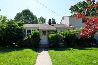 Building Photo - De Graw Ave Triplex