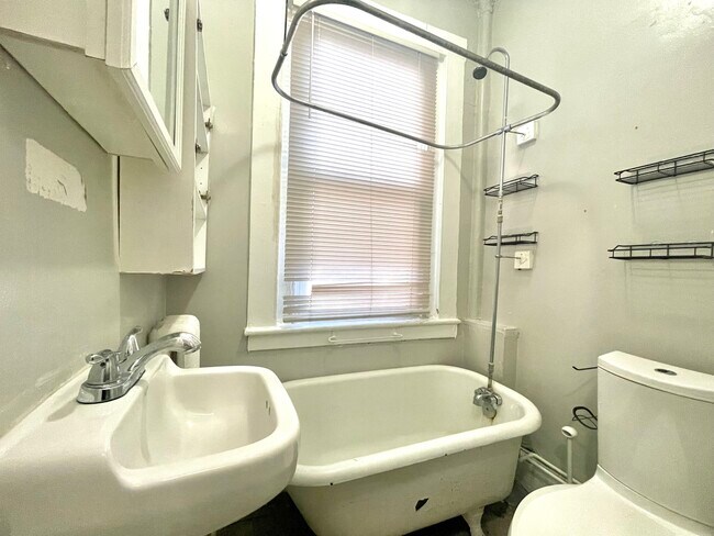 Building Photo - 4 Champney Pl