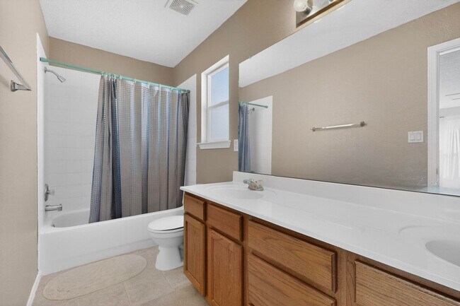 Building Photo - West Side 2/story 3 Bedroom 2.5 Bath 1605/sf 2/CG