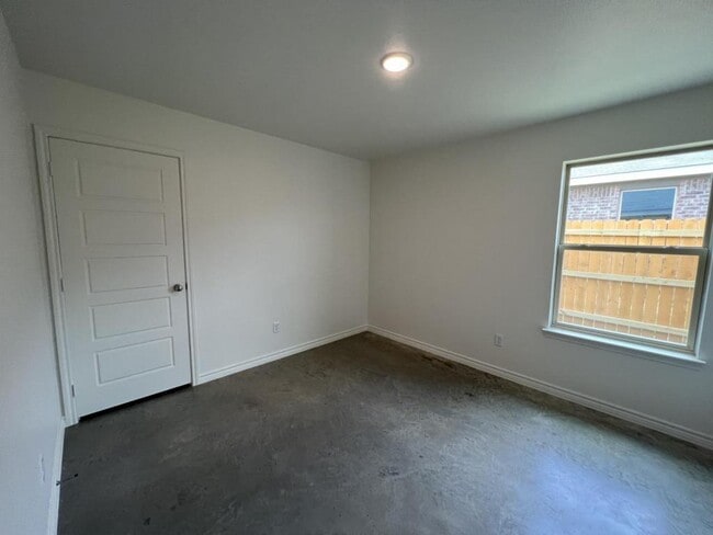 Building Photo - 113 Wind Ridge Dr