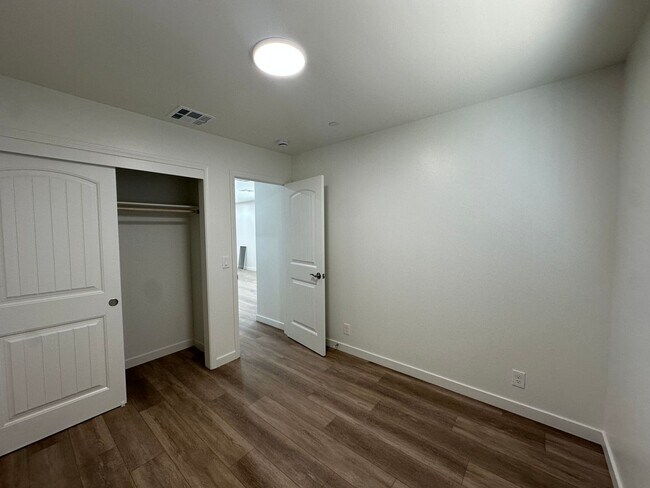 Building Photo - 916 W Perdew Ave