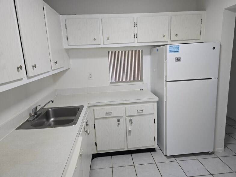 Building Photo - 8060 Colony Cir N