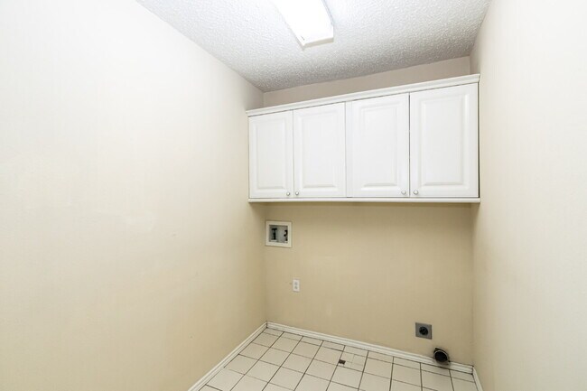 Building Photo - 2 Large Living areas! Approximately 2100 S...