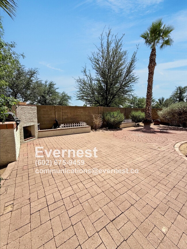 Building Photo - 3-Bedroom Home Near Schools and Everyday E...