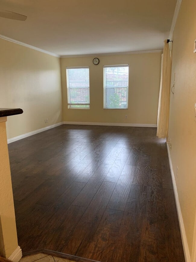 Building Photo - RENT READY BEAUTIFUL LOWER 1BD/1BTH CONDO