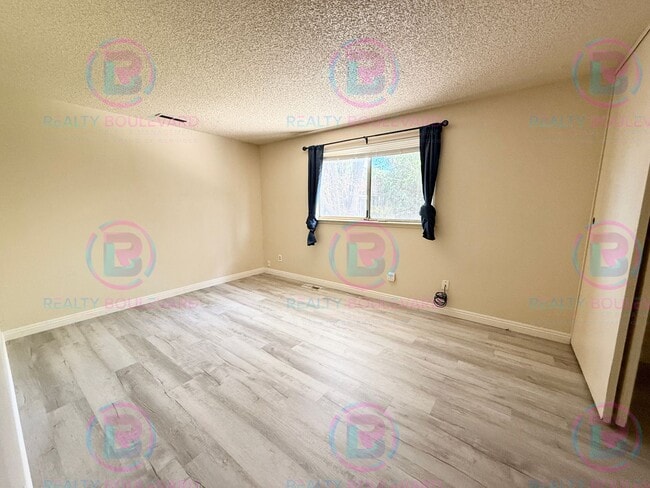 Building Photo - Bright & Spacious 3-Bedroom Home in North ...